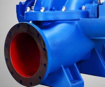 　　雙吸泵裝配填料步驟  　　1、 第一步：先把機(jī)封壓蓋的螺栓擰下來卸掉，取出兩端的機(jī)封壓蓋。  　　2、 第二步：卸掉泵蓋中開面上的全部螺母，用電葫蘆吊起泵蓋。  　　3、 第三步：再用電葫蘆將整個轉(zhuǎn)子部件吊起，平穩(wěn)放在墊子上。  　　4、 第四步：拆掉軸承體，卸下軸承壓蓋及軸承。(兩端同)  　　5、 第五步：最后拆下機(jī)械密封，再根據(jù)裝機(jī)封壓蓋止口尺寸加工填料壓蓋的配合尺寸。  　　6、 第六步：再裝上兩端的軸承及鎖緊螺母和軸承體。  　　7、 第七步：再將轉(zhuǎn)子部件吊起放入泵體，保持與原來(拆卸時)的位置一樣。  　　8、 第八步：吊起泵蓋改好，擰緊螺母。  　　9、 第九步：裝填料，將填料裝入原來安裝機(jī)封的位置，前面兩根填料再放填料環(huán)，后面再放3根填料用填料壓蓋壓緊并用螺母鎖緊即可。裝配完畢